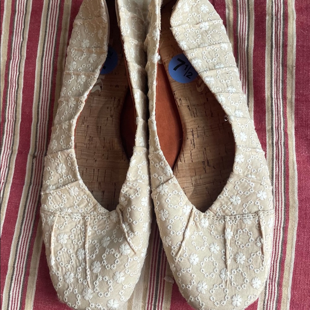 Korks   NWT flats w beautiful embroidery  7.5
